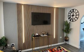 Plantsbrook Place - Luxury 4 Bed House + Parking